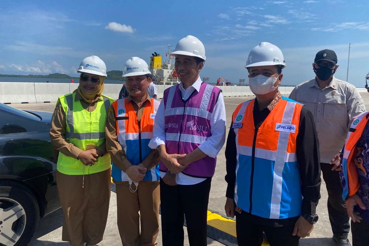 Ketua Komisi V DPR RI Lasarus bersama Presiden Joko Widodo (Jokowi) Terminal Kijing, di Pontianak, Kalimantan Barat (Kalbar), Selasa (9/8/2022).