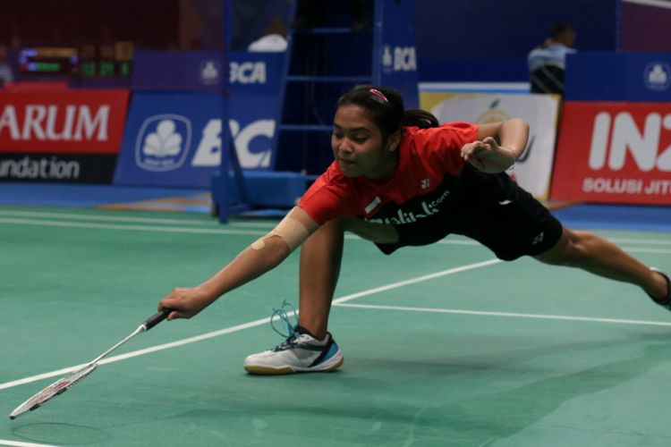 Pemain tunggal putri Indonesia, Gregoria Mariska Tunjung bertanding melawan pemain tunggal putri Taiwan, Tai Tzu Ying pada pertandingan babak kedua BCA Indonesia Open Super Series Premier 2017 di Plenary Hall, Jakarta Convention Center, Kamis (15/6/2017). Gregoria gagal melaju ke perempat final setelah kalah dengan skor 13-21  dan 16-21. KOMPAS IMAGES/KRISTIANTO PURNOMO