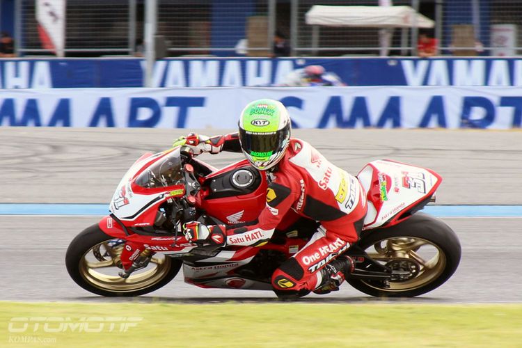 Pebalap Astra Honda Racing Team (AHRT) Gerry Salim di kualifikasi Asia Road Racing Championship (ARRC) kelas AP250 yang digelar di Chang International Circuit, Buriram, Thailand, Jumat (1/12/2017).