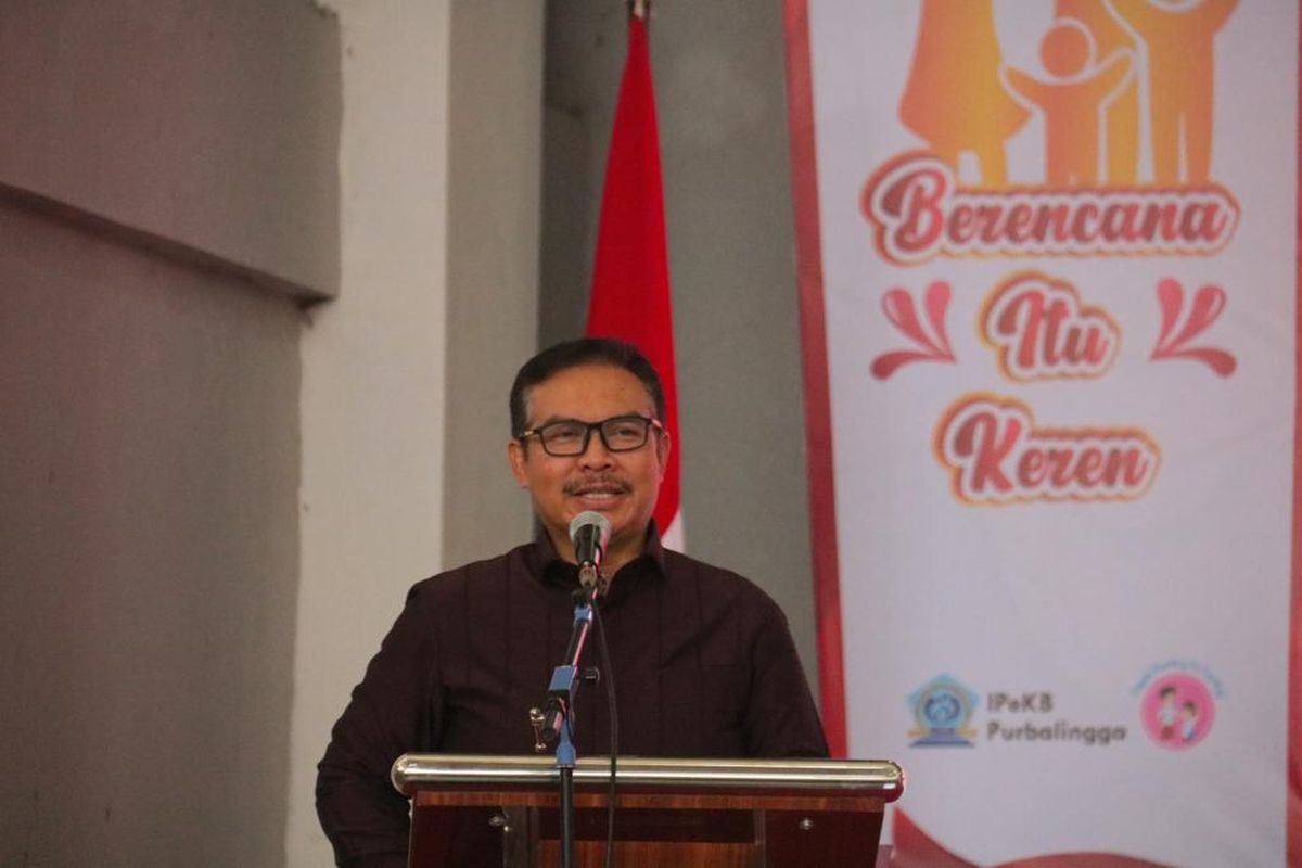 Kepala Badan Kependudukan dan Keluarga Berencana Nasional (BKKBN) dr Hasto Wardoyo dalam acara Penganugerahan Penghargaan Manggala Karya Kencana (MKK) 2023 dan Temu Kader Tim Pendamping Keluarga (TPK) di Gelanggang Olahraga Sasana Krida Perwira, Purbalingga, Jawa Tengah (Jateng), Senin (20/11/2023).