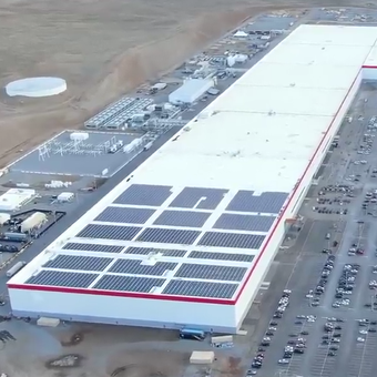 Panel surya yang sudah terpasang di atap Gigafactory Nevada, AS
