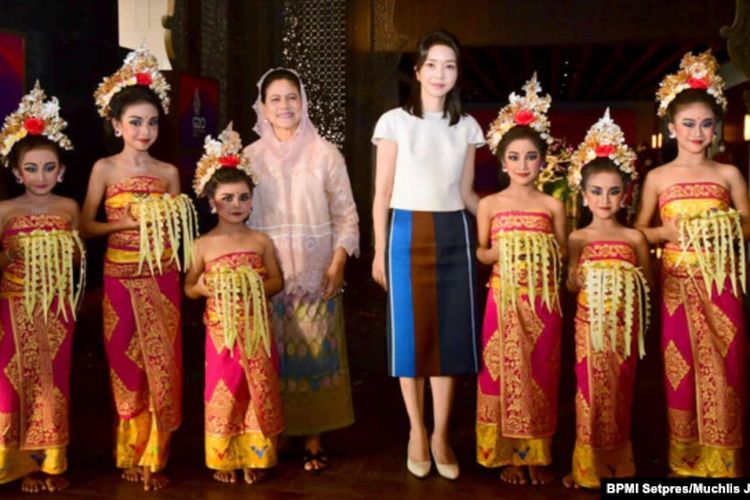 Ibu Iriana Joko Widodo menerima kedatangan Ibu Negara Republik Korea, Madam Kim Keon-hee, di Hotel The Apurva Kempinski, Bali, pada Senin, 14 November 2022.