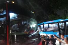 Saat Agus-Sylviana Naik Bus DAMRI Royal Class, Relawan Jalan Kaki Hujan-hujanan
