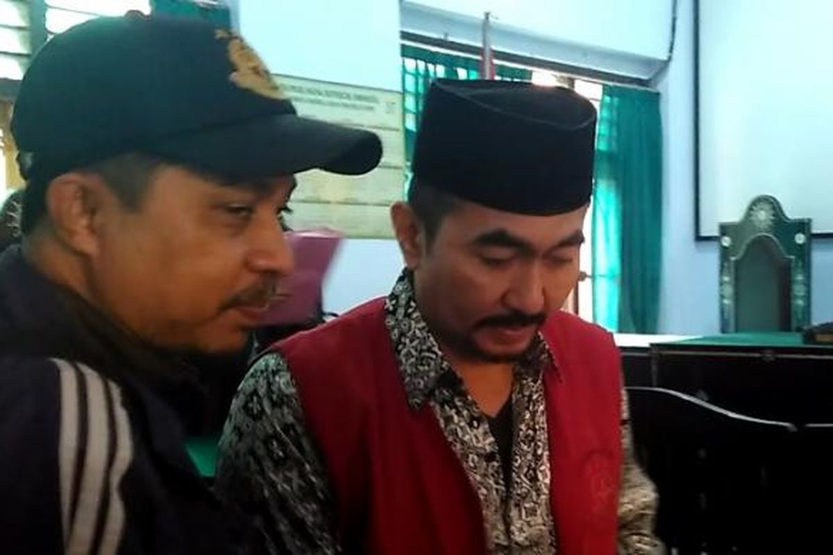 Terdakwa Gatot Brajamusti (kanan) hadir pada sidang perkara penyalahgunaan narkoba yang ditunda di Pengadilan Negeri Mataram, Lombok, Nusa Tenggara Barat, pada Kamis (2/2/2017).