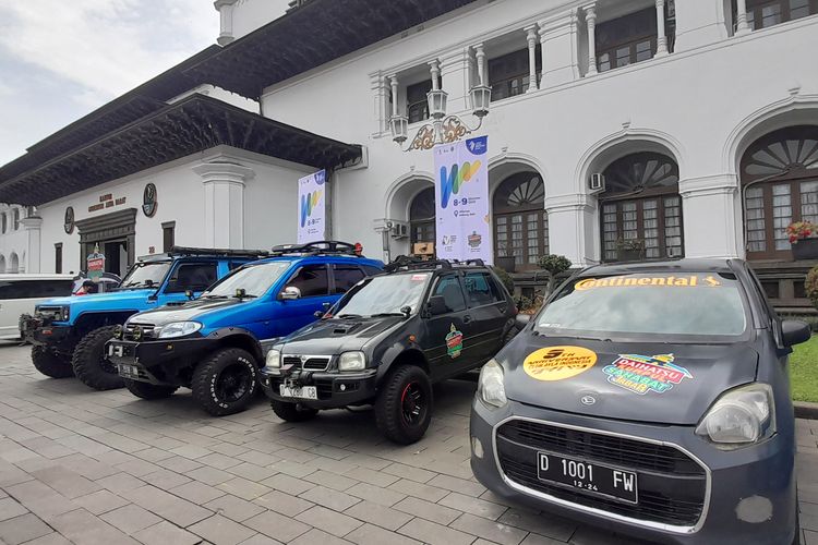 Deretan mobil modifikasi Daihatsu milik anggota komunitas yang dipamerkan di depan Gedung Sate selama perhelatan Daihatsu Kumpul Sahabat Jabar, Bandung, Sabtu (8/10/2022)