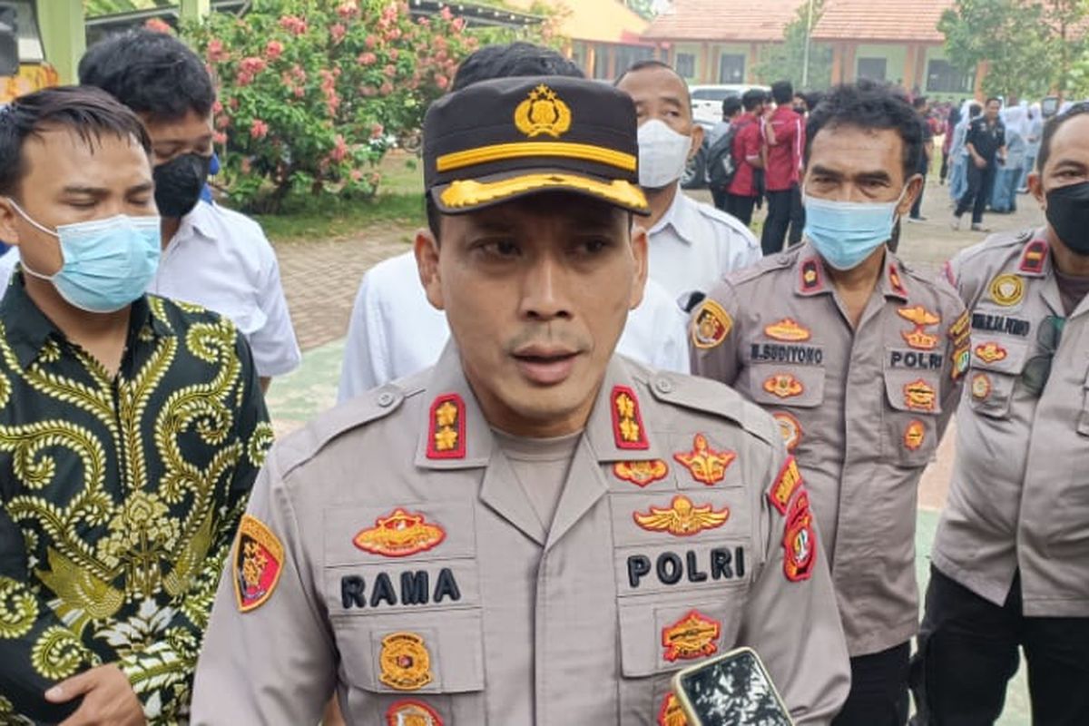 Wakapolres Metro Bekasi Kota AKBP Rama Samtama Putra saat meninjau dan memberi penyuluhan ke SMK Negeri 9 Kota Bekasi, Rabu (12/10/2022). Tinjauan itu dilakukan usai video tawuran pelajar dari SMK Negeri 9 Kota Bekasi beredar di media sosial.