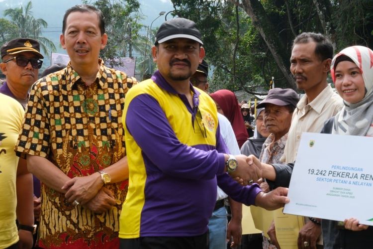 Bupati Pemalang Anom Widiyantoro&nbsp;menyerahkan perlindungan Jaminan Sosial Ketenagakerjaan kepada 19.242 pekerja rentan yang didanai melalui APBD Kabupaten Pemalang 2025.