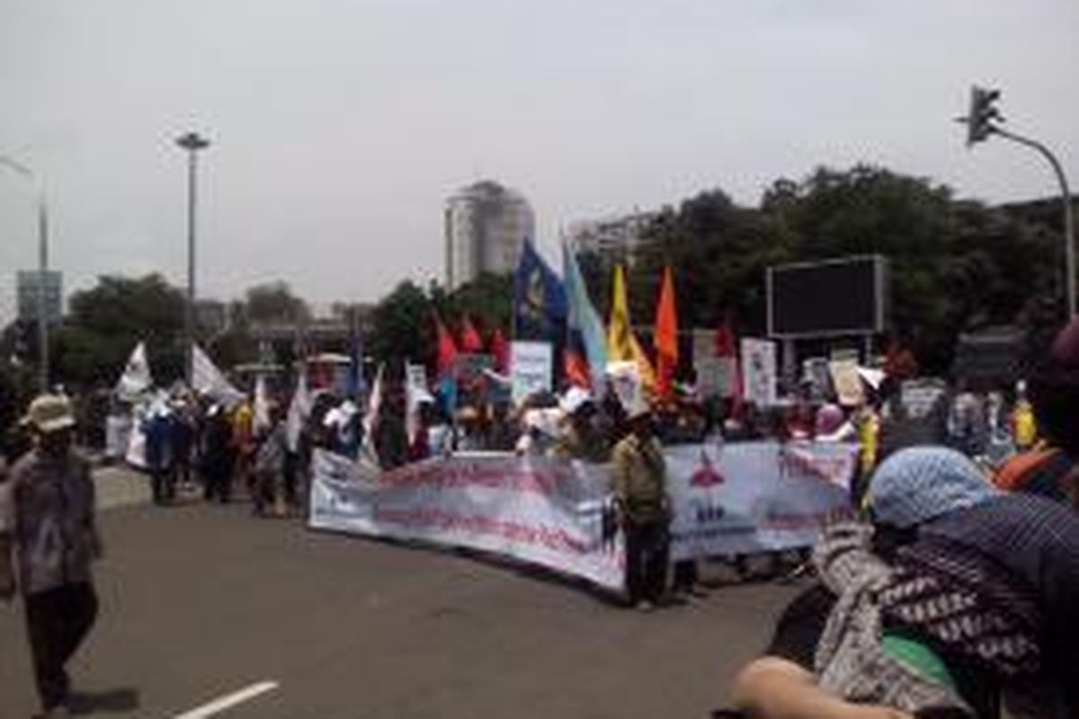 Aksi unjuk rasa dari berbagai elemen masyarakat di depan Istana Merdeka, Rabu (28/1/2015).