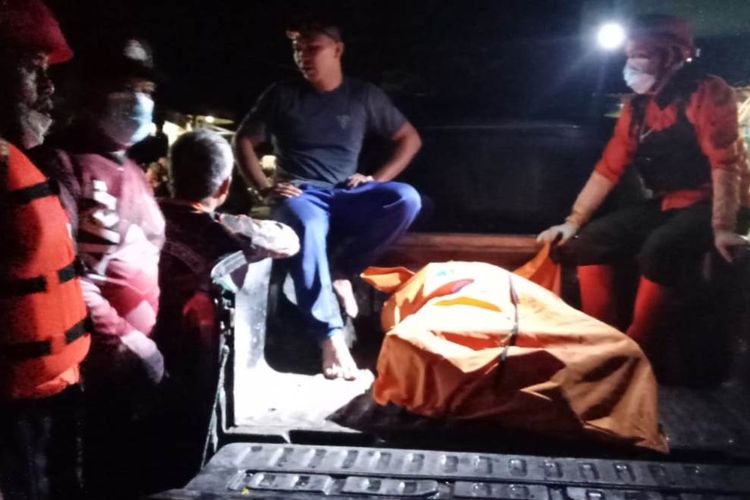 Tim SAR gabungan mengevakuasi jenazah Saripah (42), warga CIanjur, Jawa Barat, yang sebelumnya dilaporkan hilang terseret arus sungai Cibuni.