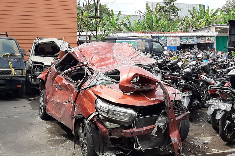 Mobil orange yang terlibat kecelakaan di Jalan Magelang dalam kondisi rusak berat. Mobil saat ini dievakuasi di Mapolres Sleman