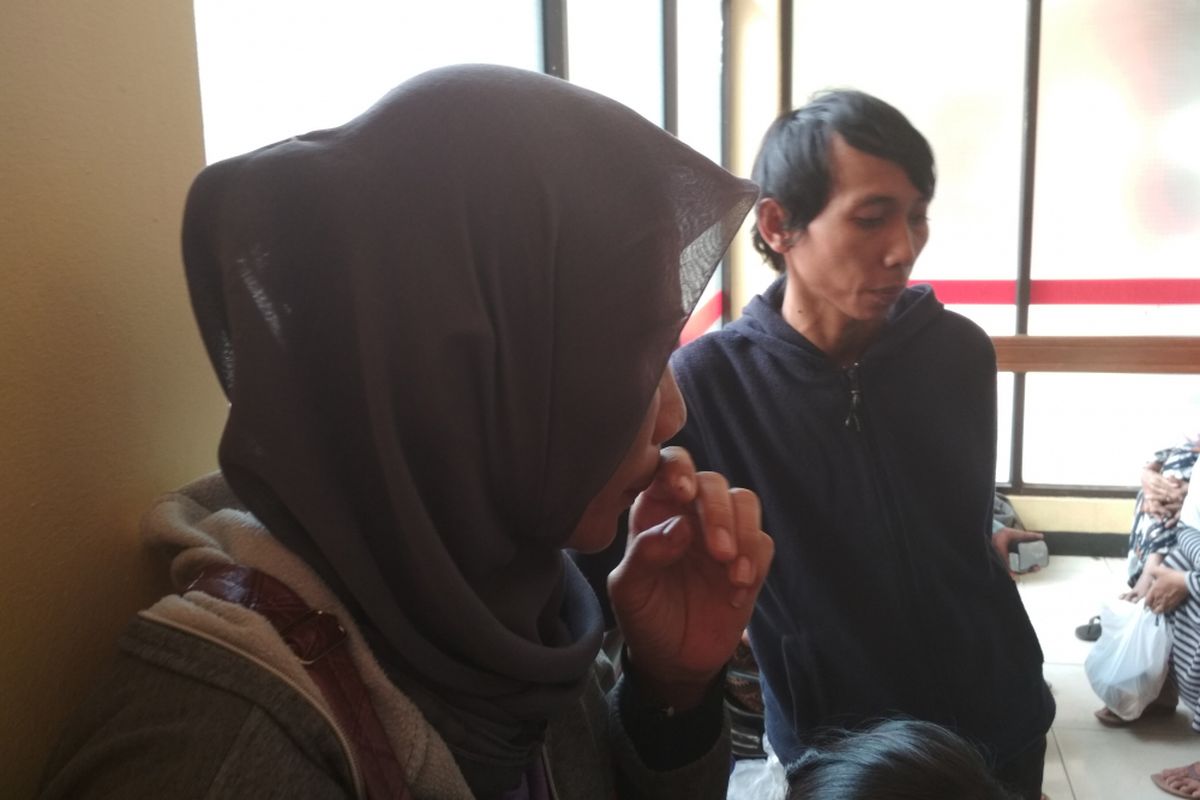 Dewi Sunarti (42), Ibu dari Nugroho Agung Laksono, korban bom Kampung Melayu, di RS Polri, Kramatjati, Jakarta Timur (25/5/2017).