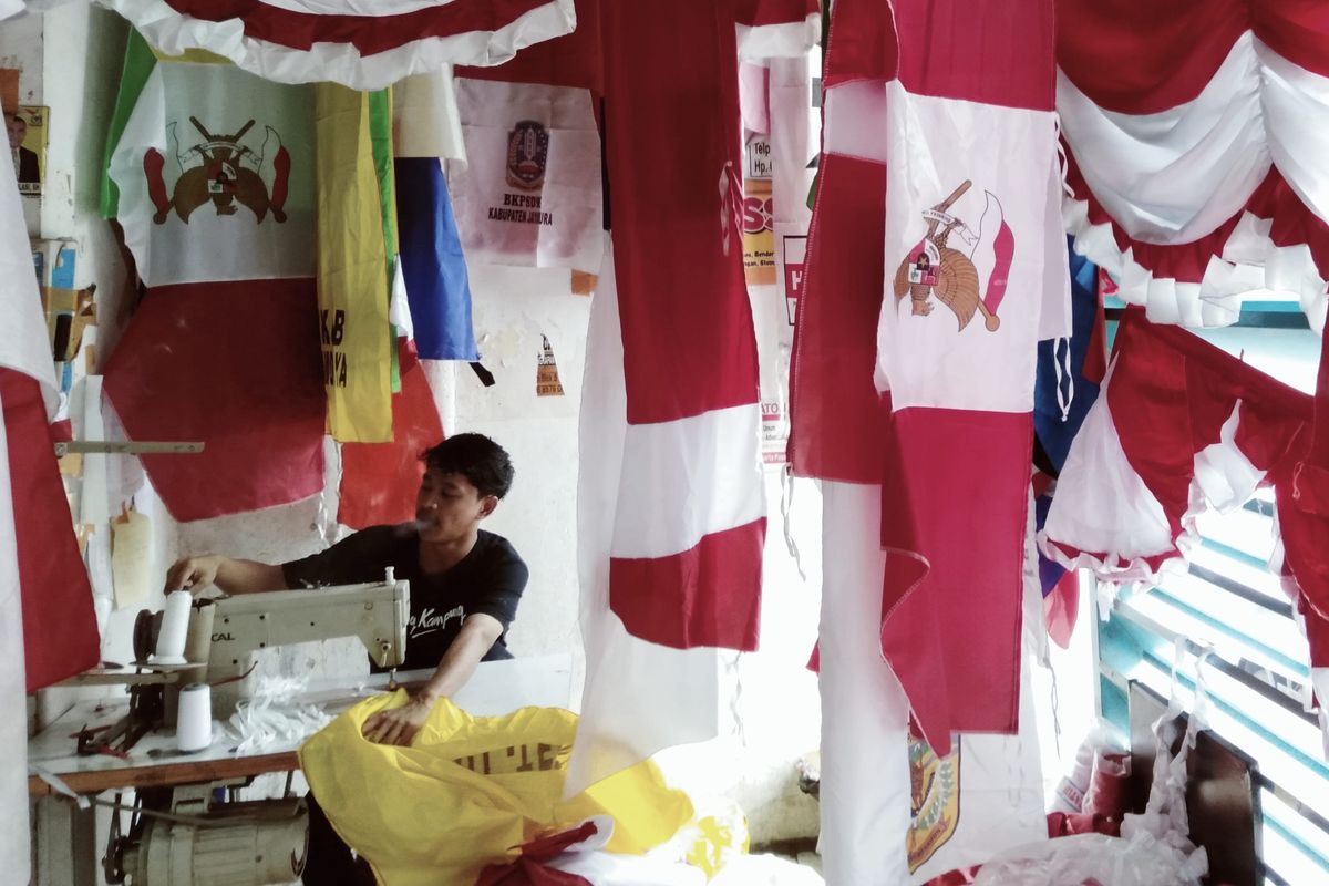 Penjualan bendera merah putih di salah satu toko di Pasar Senen Jaya, Jakarta Pusat pada Senin (12/8/2019).