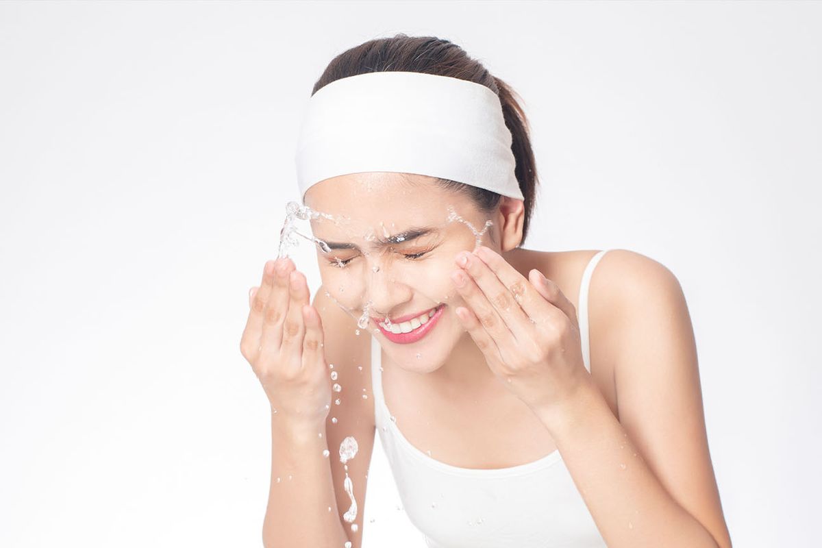 Mencuci wajah secara rutin sangat baik dalam menjaga kesehatan kulit.