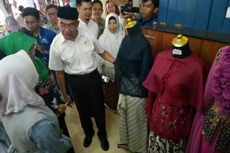 Menteri Pendidikan dan Kebudayaan (Mendikbud) Muhadjir Effendy tengah melihat baju kebaya hasil desain siswa SMKN 9 Bandung. 