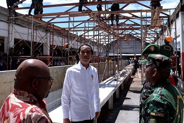 Presiden Joko Widodo atau akrab disapa Jokowi, melihat langsung sisa-sisa bangunan yang habis terbakar pascakerusuhan yang terjadi di Wamena, Papua, Senin (28/10/2019). Kepada wartawan, Presiden mengaku telah memerintahkan Kementerian PUPR dibantu oleh TNI untuk mempercepat rekronstruksi pembangunan di Wamena.