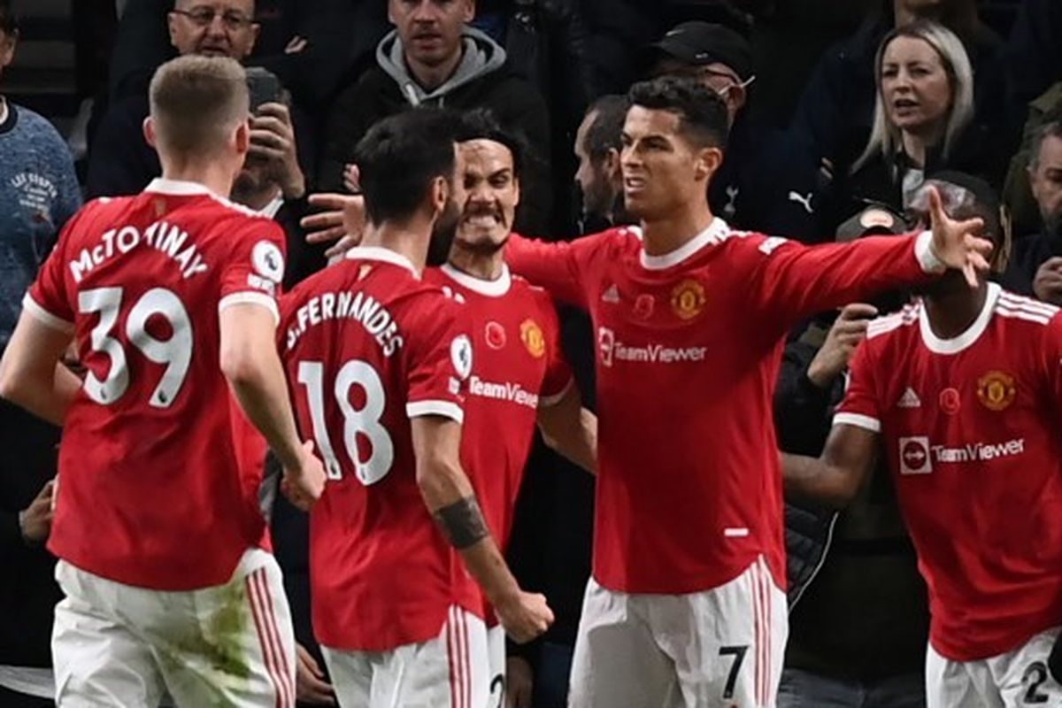 Penyerang Manchester United Cristiano Ronaldo merayakan gol ke gawang Tottenham Hotspur bersama rekan-rekannya pada laga lanjutan Liga Inggris di Tottenham Stadium, Minggu (31/10/2021) dini hari WIB.