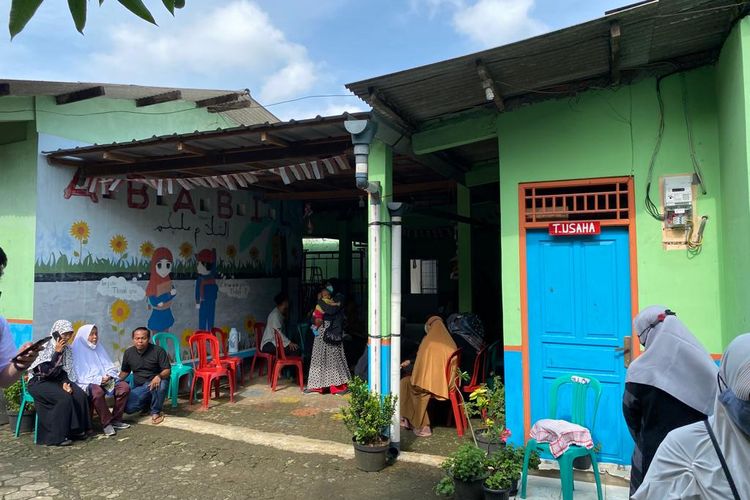 Suasana rumah duka Adnan Efendi salah satu korban robohnya tembok MTsN 19 Pondok Labu, Cilandak, Jakarta Selatan yang mulai didatangi pelayat. 