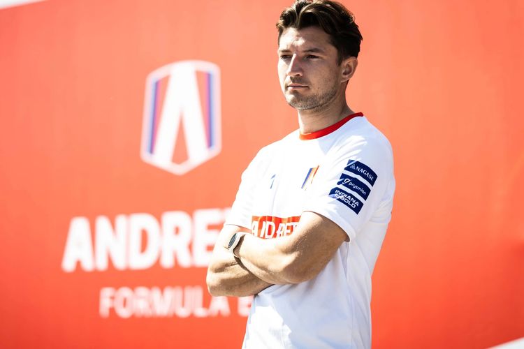 Jake Dennis meraih pole position di Formula E Jakarta 2025