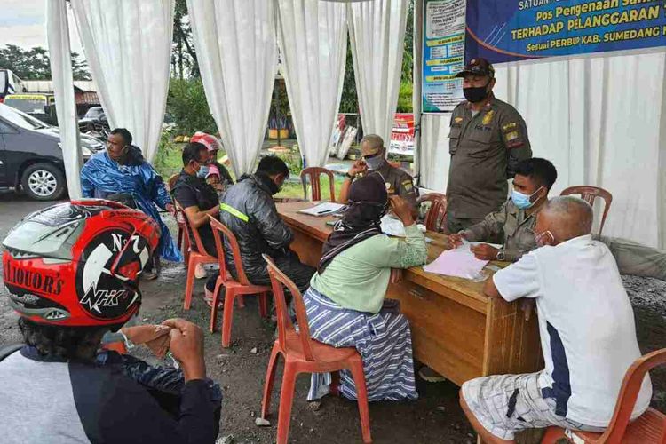 Satpol PP Sumedang merazia pelanggar prokes pada hari terakhir PSBB Proporsional di Alun-alun Sumedang, Senin (8/2/2021). AAM AMINULLAH/KOMPAS.com