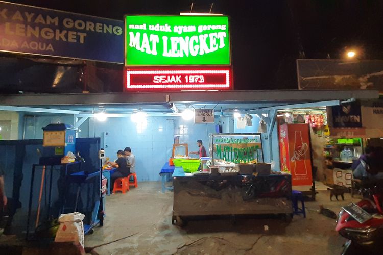 Nasi Uduk Ayam Goreng Mat Lengket yang terletak di Jalan Bekasi Timur Raya, Jatinegara Kaum, Pulogadung, Jakarta Timur. Dipotret Kamis (22/9/2022).