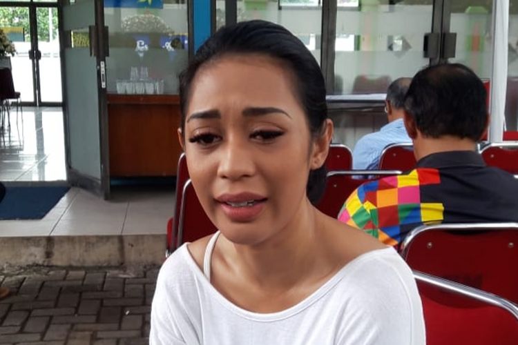 Karen Pooroe ditemui di rumah duka RS Fatmawati, Jakarta Selatan, Minggu (9/2/2020).