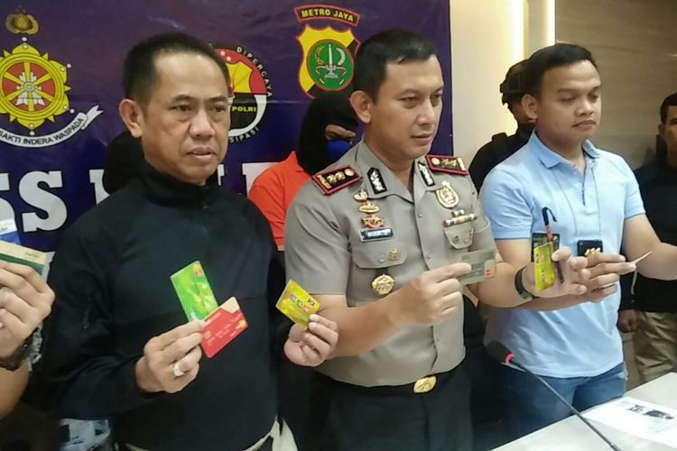 Pelaksana tugas harian (Plh) Kasat Reskrim Polres Metro Jakarta Selatan Kompol Budi Setiadi, Wakapolres Metro Jakarta Selatan AKBP Budi Sartono, dan Kanit Krimum Polres Metro Jakarta Selatan Iptu Falva Yoga press release penangkapan pencuri bermodus ganjal ATM, Jumat (21/7/2017).