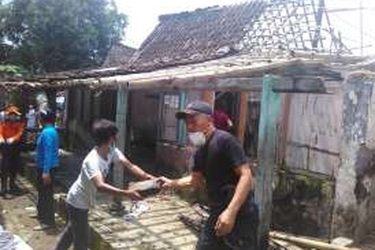 Warga bergotong-royong membersihkan rumah Asmo, yang sebelumnya kumuh dan nyaris roboh, Sabtu (24/9/2016). Rumah yang ditempati nenek 86 tahun itu berada di Kampung Nambangan, Kelurahan Rejowinangun Utara, Magelang Tengah, Kota Magelang.
