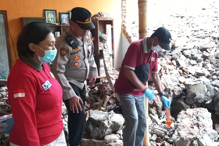 Polisi melakukan olah TKP tembok roboh yang menimpa dua warga di Ngemplak, Boyolali, Jawa Tengah.