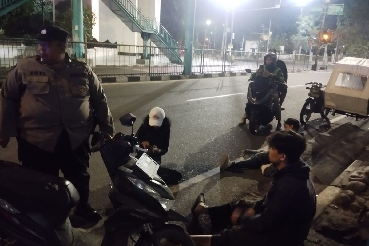 Dua personel Polsek Medan Kota terluka akibat ditabrak pengendara sepeda motor yang melawan arah di Jalan Sisingamangaraja, Kota Medan pada Kamis (13/2/2025). 