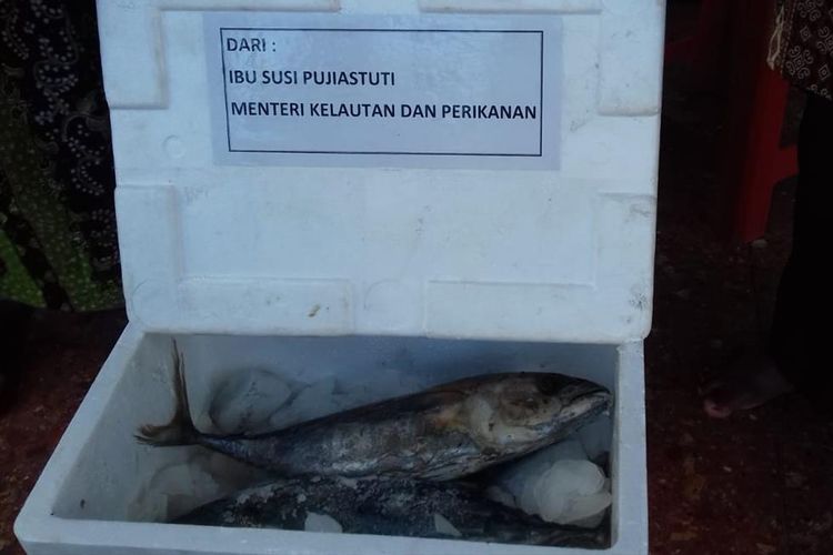 Ikan cakalang kiriman dari Menteri Kelautan dan Perikanan Susi Pudjiastuti untuk pasangan lansia di Kota Malang.