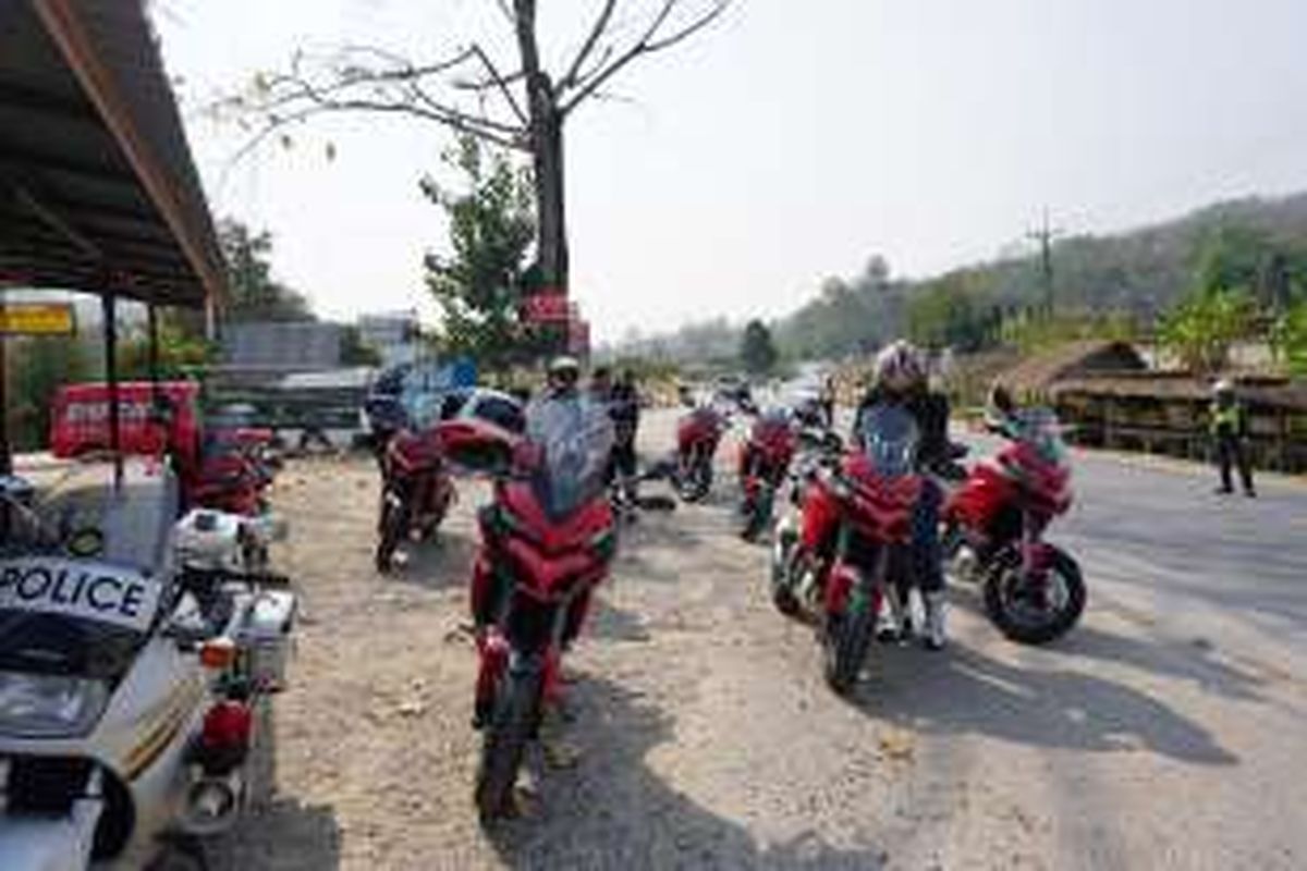 Sebagian rombongan touring Ducati Multistrada 1200s dari jurnalis se Asia Pasifik saat beristirahat.