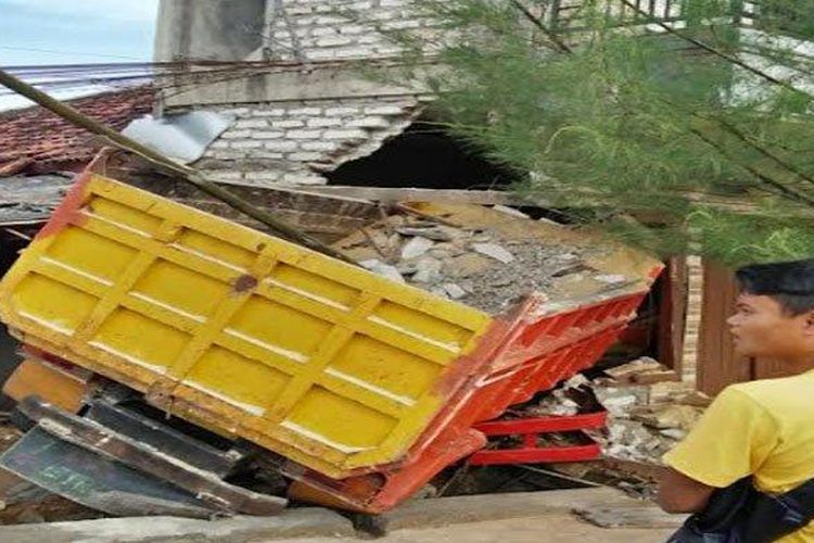 
Truk Mitsubishi tabrak pagar dan rumah warga di Sumenep, Sabtu (9/4/2022). 
