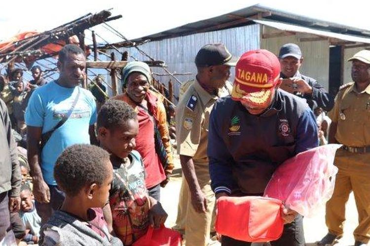 
Bantuan Kemensos untuk masyarakat di Distrik Kuyawage, Kabupaten Lanny Jaya, Papua. 
