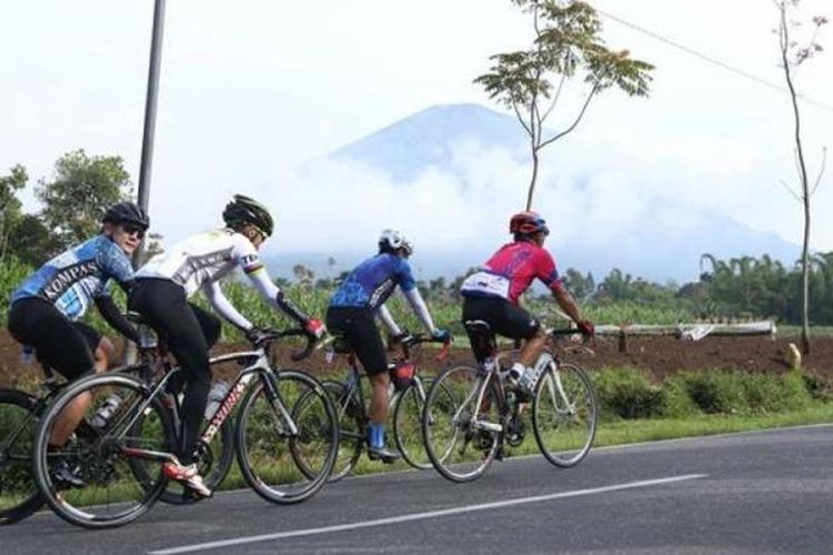 Sejumlah peserta saat mengikuti acara Kompas Bike-Jateng Gayeng di perjalanan menuju Magelang, Jawa Tengah, pada hari kedua, Sabtu (11/3/2017). Acara bersepeda jarak jauh ini dimulai dari Purwokerto menuju Semarang dengan jarak tempuh kurang lebih 426 kilometer.