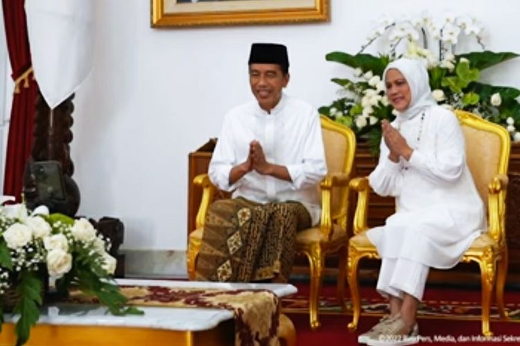 Presiden Joko Widodo dan Ibu Negara Iriana Joko Widodo saat melakukan silaturahim secara virtual dengan Wakil Presiden Ma'ruf Amin dan Ibu Wury Ma'ruf Amin pada Senin (2/5/2022).