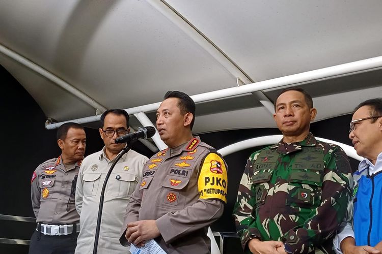 Kapolri Jenderal Listyo Sigit Prabowo dalam konferensi pers di Km 70 Tol Japek, Jawa Barat, Senin (8/4/2024).