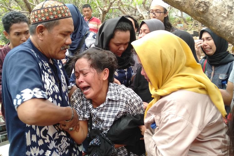 Ibunda Akbar Alamsyah, Rosminah menangis histeris usai menghadiri pemakaman anaknya di makam tanah wakaf Cipulir, Kebayoran Lama, Jakarta Selatan, Jumat (11/10/2019).
