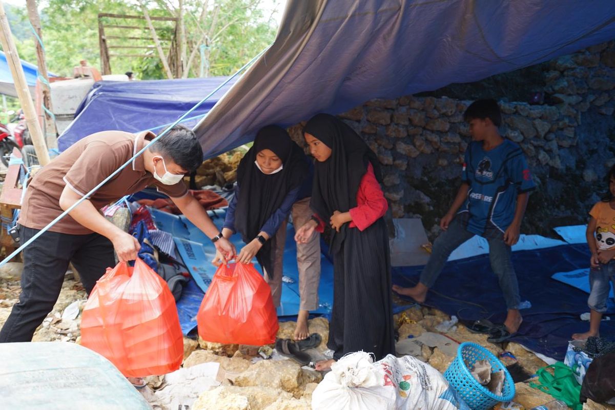 Posko dapur umum yang didirikan Balai Latihan Kerja (BLK) Kementerian Ketenagakerjaan Makassar, di Sulawesi, Jumat (22/1/2021).