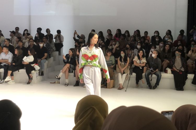 Koleksi Shining Bright X Rider di panggung Jakarta Fashion Week 2023