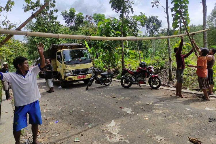 Warga memblokade jalan menuju Tempat Pembuangan Akhir (TPA) di Desa Pegalongan, Kecamatan Patikraja, Kabupaten Banyumas, Jawa Tengah, Selasa (25/1/2022).