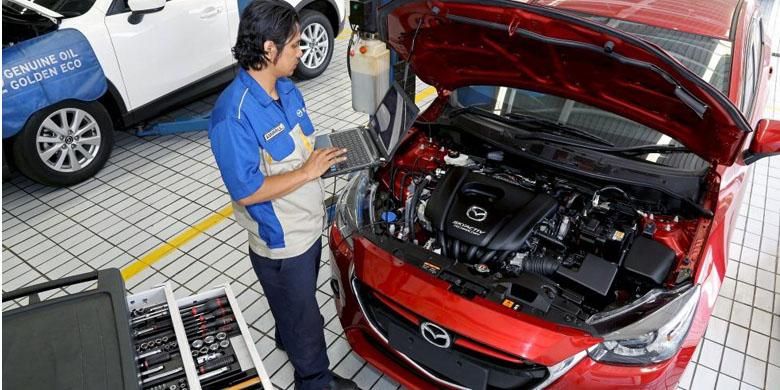 Suasana servis Mazda di bengkel resmi.