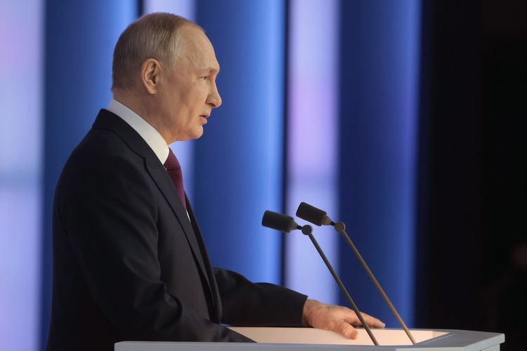 Presiden Rusia Vladimir Putin saat melakukan pidato kenegaraan di Moskwa, Rusia, Selasa (21/2/2023).