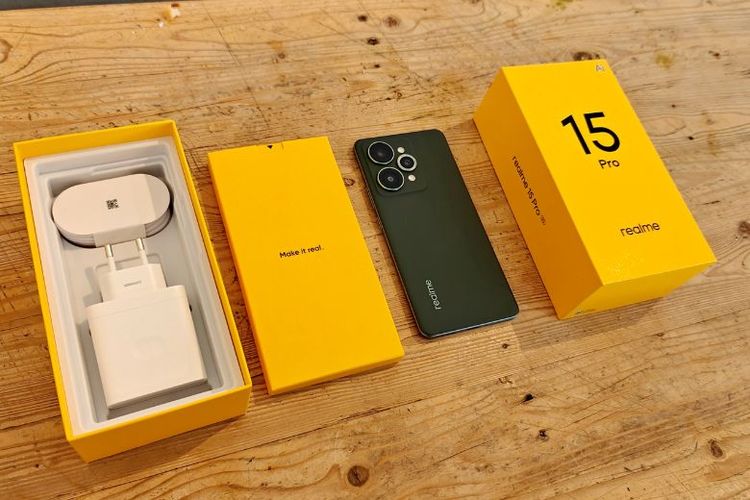 Isi Box realme 15 Pro 5G Velvet Green. 