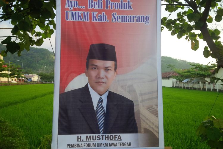 Spanduk bergambar Bupati Kudus Musthofa banyak terpajang di berbagai sudut di Jawa Tengah. Musthofa sudah mendeklarasikan diri sebagai calon gubernur Jawa Tengah 2018.