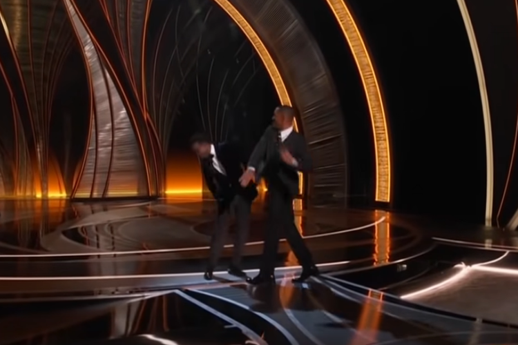 Will Smith menempeleng Chris Rock yang sedang tampil di panggung Oscar 2022 karena dianggap menghina istrinya, Jada Pinkett Smith