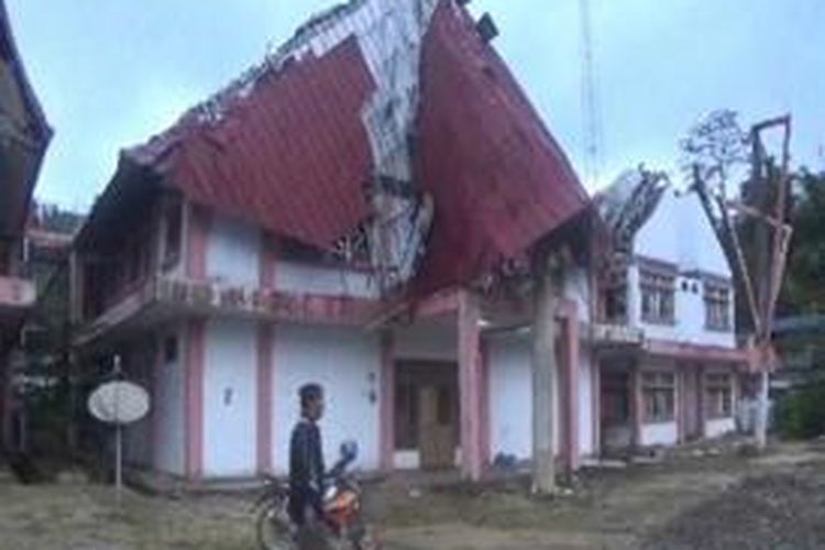 kondisi bahian atap kantor DPRD kabupaten Mamasa setelah terkena bencana angin puting beliung, Minggu (18/10).