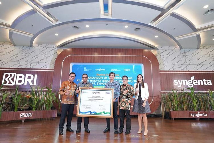 Amam Sukriyanto, Agus Noorsanto, Kazim Hasnain, Ronnie Keh, dan NFE Omnichannel & Customer Experience Lead Syngenta Asia Pacific Rafaela Arancibia dalam acara penandatanganan kerja sama. 