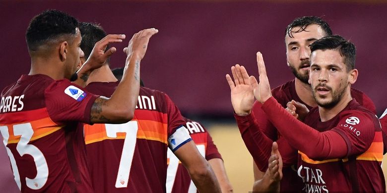 Gelandang Spanyol Roma Carles Perez (kanan) melakukan selebrasi setelah mencetak gol selama pertandingan sepak bola Serie A Italia Roma vs Benevento pada 18 Oktober 2020 di Stadion Olimpiade di Roma.(Photo by Tiziana FABI / AFP)