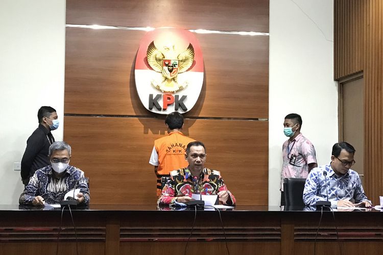 Komisi Pemberantasan Korupsi (KPK) menetapkan empat orang tersangka dalam kasus dugaan korupsi pengadaan tanah di Munjul, Pondok Ranggon, Cipayung, Jakarta Timur Tahun 2019 pada Kamis (27/5/2021).