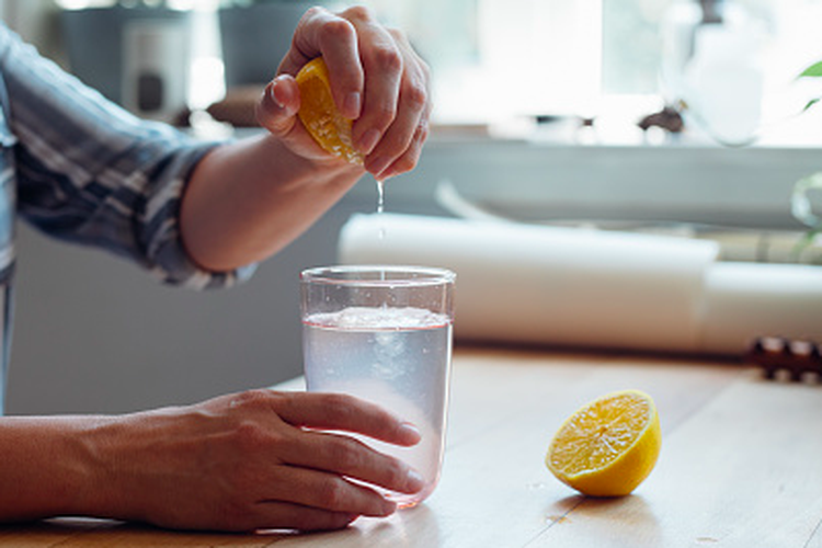 Manfaat minum air lemon setiap pagi.